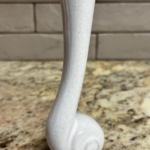 Vaso de botão em forma de caracol de 15 cm (6") com esmalte branco areia, modelo #31 da Frankoma Pottery, estilo meados do século.