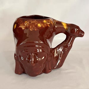 Caneca Cabeça de Índio da Creek Pottery, década de 1970 - Checotah, Oklahoma - Frankoma