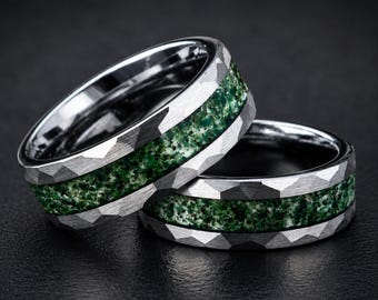 Mosagaat wolfraamring 8 mm, gehamerd zilveren herentrouwring, op de natuur geïnspireerde ring, natuurlijke mosagaat trouwring voor hem
