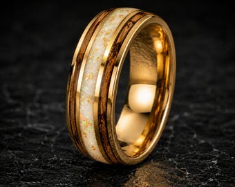 Gouden wolfraamring, whiskyvathout, witte opaal, bladgoud ingelegde band