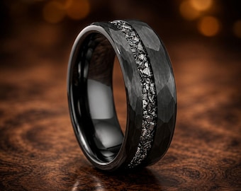Zwart gehamerde wolfraam trouwring met inlegwerk van obsidiaan en meteoriet, Galaxy-stijl herenring, uniek cadeau voor hem