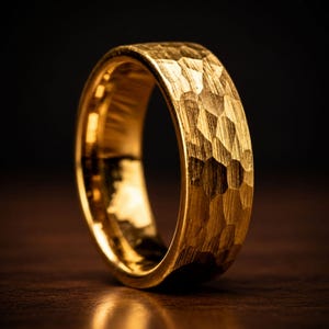 Gehamerde 18 kt gouden herentrouwring, wolfraamring 8 mm comfortabele pasvorm