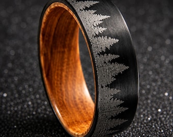 Whiskey vat dennenbos wolfraam ring, berg heren trouwring, houtinlegwerk natuur landschap trouwring, unieke ring voor hem