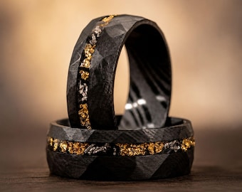 Damascus meteorietring met bladgoud – gehamerde zwarte wolfraam trouwring voor heren (8 mm)