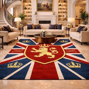 Może przedstawiać: Duży dywan z motywem Union Jack, w kolorach czerwonym, białym i niebieskim. Dywan ma centralny herb ze złotym lwem i koroną. Umieszczony w luksusowym salonie.
