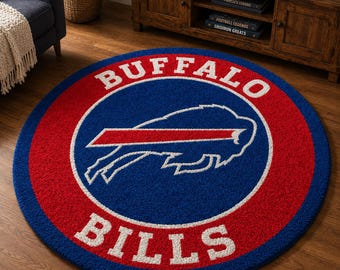 Könnte beinhalten: Ein runder Teppich mit dem Buffalo Bills Logo in der Mitte. Das Design umfasst ein blaues kreisförmiges Feld mit einer weißen Büffelsilhouette und einem roten horizontalen Streifen. Das Wort BUFFALO ist oben und BILLS unten in Weiß gebogen.