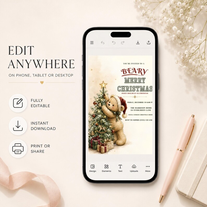 Pu&ograve; includere: Uno smartphone che mostra un modello di invito digitale per Natale con un orsacchiotto che decora un albero. Il testo recita: You're invited to a Beary Merry Christmas, cozy holiday gathering, Friday, December 19, 6:00 PM, The Harrison Home.