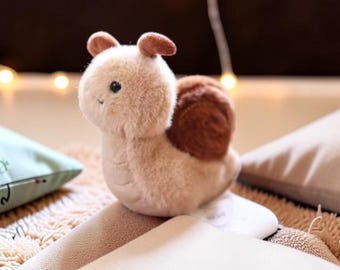 Llavero de peluche de caracol y abeja / Mini accesorio de peluche para bolso (12 cm)