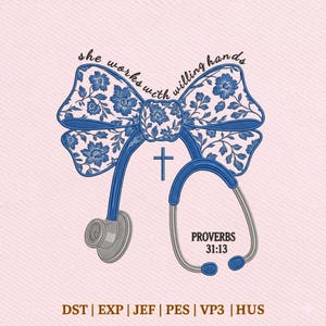 Könnte beinhalten: Ein blau-weißes Blumen-Schleifendesign mit einem Stethoskop und einem Kreuz. Der Text lautet "she works with willing hands" und "Proverbs 31:13". Das Design befindet sich auf einem hellrosa Hintergrund.