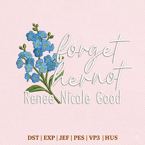 Op de afbeelding: Een bloemenontwerp met blauwe vergeet-mij-nietjes en de tekst "forget her not" in witte letters. De naam "Renee Nicole Good" staat eronder, alles op een roze achtergrond. Borduurformaatbestanden staan onderaan.