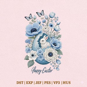 Op de afbeelding: Een Paasontwerp met een blauw ei met een wit konijn, omringd door blauwe en witte bloemen en vlinders. De woorden "Happy Easter" zijn geschreven in een scriptlettertype. De achtergrond is lichtroze.