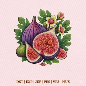 Puede incluir: Ilustración bordada de higos, hojas y flores. Los higos son de color púrpura oscuro, con un interior rojo. Hojas verdes y flores amarillas con centros rojos rodean los higos. El fondo es de color rosa claro.