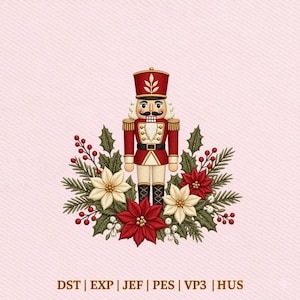 Puede incluir: Una figura de cascanueces con uniforme rojo y adornos dorados, rodeada por un arreglo festivo de ramas de pino verdes, bayas rojas y flores de pascua blancas y rojas. El texto DST | EXP | JEF | PES | VP3 | HUS aparece en la parte inferior.