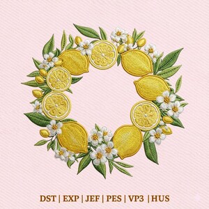 Puede incluir: Diseño de bordado de corona de limones con limones enteros y en rodajas, flores blancas y hojas verdes. El diseño está sobre un fondo rosa claro. La imagen incluye el texto: DST | EXP | JEF | PES | VP3 | HUS.