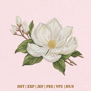 Può includere: Illustrazione ricamata di un fiore di magnolia bianco con foglie e boccioli verdi su sfondo rosa. Il fiore ha un centro giallo ed è circondato da foglie verdi e steli marroni. Il testo in basso recita: DST | EXP | JEF | PES | VP3 | HUS.