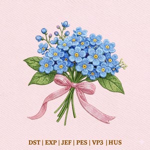 Könnte beinhalten: Ein gestickter Blumenstrauß aus blauen Vergissmeinnicht-Blüten mit gelben Zentren, grünen Blättern und einem rosa Band, vor einem rosa Hintergrund. Das Bild enthält den Text: DST | EXP | JEF | PES | VP3 | HUS.