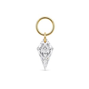 Peut inclure: Un anneau de jonction en or attaché à un pendentif en pierre précieuse transparente taillée en forme de cerf-volant. Le pendentif présente une base pointue et une surface à multiples facettes qui reflète la lumière, suspendu à un anneau.