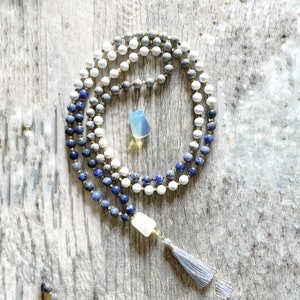 Sodalith - Innere Ruhe - Mala Kette - 108 Perlen - Howlith Mala - Kartenstein Mala - Quastenkette - Geschenk für sie - Mala - 8mm Stein