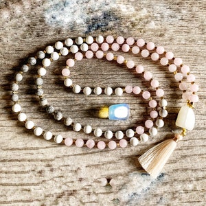 Rozenkwarts - Universele liefde - Mala ketting - 108 kralen - Howliet Mala - Map Stone Mala - Kwastje ketting - Cadeau voor haar - Mala - 8mm steen