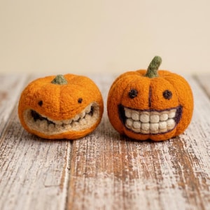 Handgjord nåltovad Halloweenpumpa – Mysig miniatyr hantverksgåva med ett brett leende