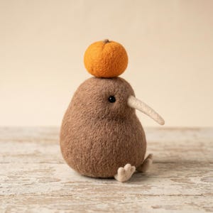 Handgjord kiwi-fågelfigur i ull – Mysig mjuk skulptur av nyzeeländsk kiwi, varm och finurlig fruktdekor, tröstande minnesgåva från naturen C