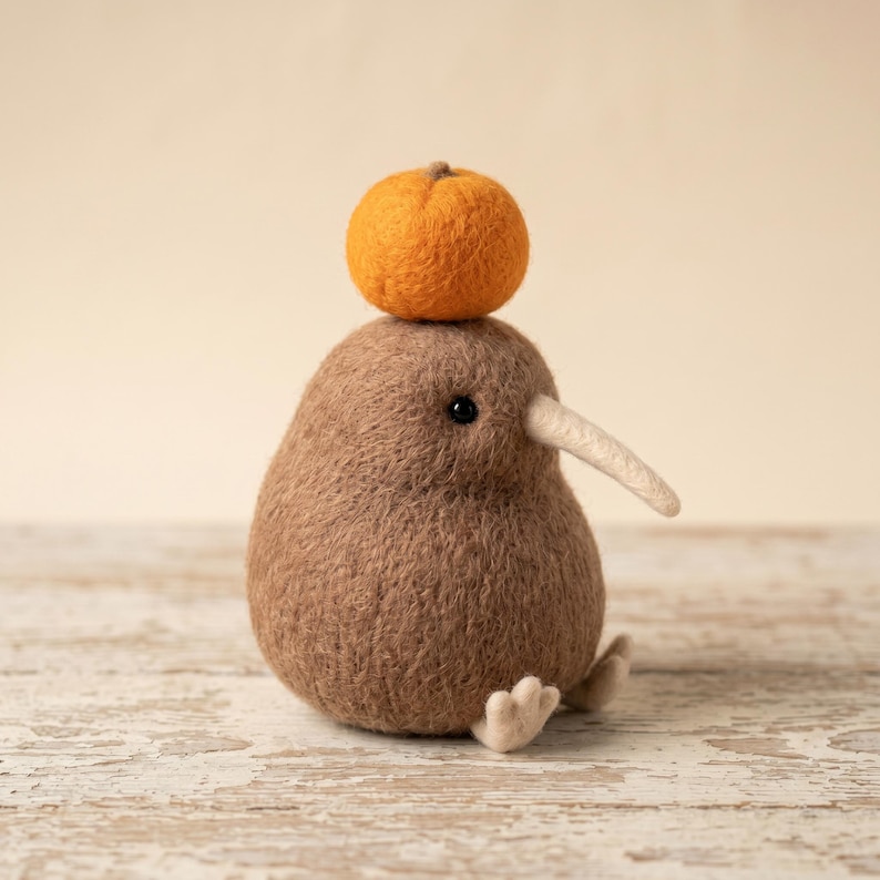 Handgjord kiwi-fågelfigur i ull – Mysig mjuk skulptur av nyzeeländsk kiwi, varm och finurlig fruktdekor, tröstande minnesgåva från naturen C