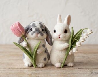 Pareja de conejitos de fieltro con tulipán y lirio del valle - Decoración de escritorio