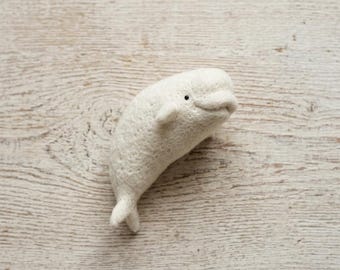 Beluga de fieltro hecha a mano: acogedora y adorable ballena blanca en miniatura, suave y cálida, regalo artesanal de la fauna marina.
