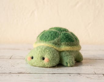 Handgemaakte miniatuurschildpad van naaldvilt - wollen schildpadfiguurtje, vijverdier sculptuur kunst