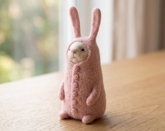 Coniglietto in feltro ad ago fatto a mano, coniglio in lana, miniatura da collezione con vestaglia, regalo ricordo.