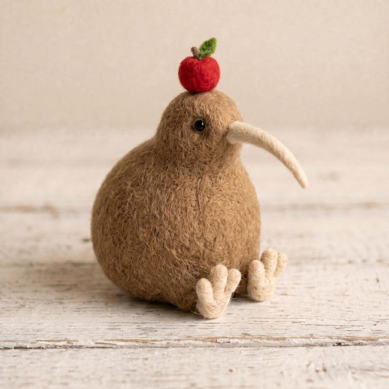 Handgjord kiwi-fågelfigur i ull – Mysig mjuk skulptur av nyzeeländsk kiwi, varm och finurlig fruktdekor, tröstande minnesgåva från naturen D
