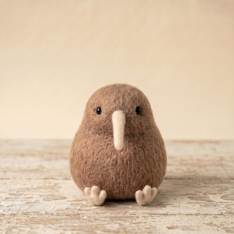 Handgjord kiwi-fågelfigur i ull – Mysig mjuk skulptur av nyzeeländsk kiwi, varm och finurlig fruktdekor, tröstande minnesgåva från naturen B