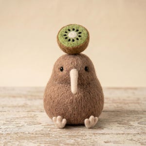 Handgjord kiwi-fågelfigur i ull – Mysig mjuk skulptur av nyzeeländsk kiwi, varm och finurlig fruktdekor, tröstande minnesgåva från naturen A
