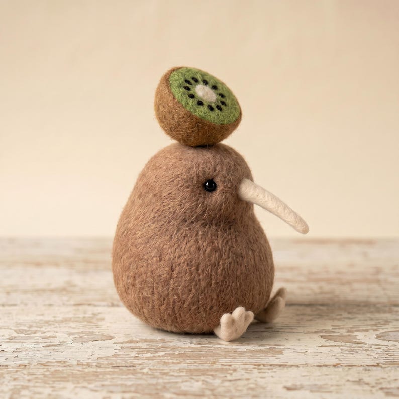 Handgjord kiwi-fågelfigur i ull – Mysig mjuk skulptur av nyzeeländsk kiwi, varm och finurlig fruktdekor, tröstande minnesgåva från naturen bild 2