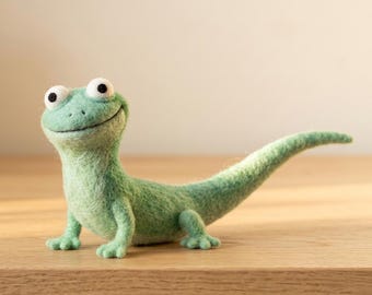 Needle Felted Tom Lizard Figurine HOPPERES Character Collectible Art Handmade Miniature Reptile Sculpture