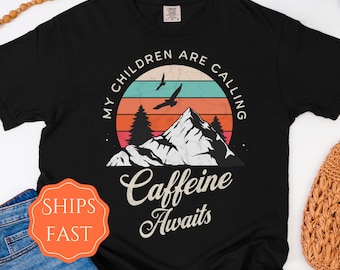 Maglietta Comfort Colors per la Festa della Mamma, divertente maglietta con scritta "Caffeina, Caffè, Mamma", maglietta "Vita da Mamma", maglietta "Aperto", regalo