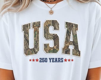 Maglietta Comfort Colors Woodland Camo per il 250° anniversario, maglietta per il 4 luglio, maglietta per la celebrazione del Giorno dell'Indipendenza, maglietta patriottica 250 Top