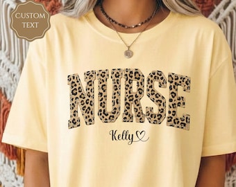 Maglietta personalizzata per infermiera con nome, colori comodi, stampa leopardata, regalo per infermiere, regalo di laurea