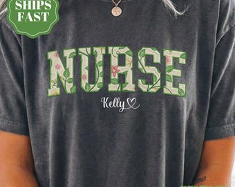 Maglietta da infermiera verde con patchwork floreale, colori comodi, stile personalizzato, maglietta da infermiera, maglietta per la vita da infermiera, regalo di laurea per infermieri, top verde primavera per il pronto soccorso