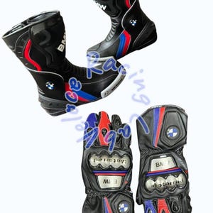 Może przedstawiać: Czarne buty i rękawice motocyklowe z czerwonymi i niebieskimi akcentami. Buty i rękawice mają logo BMW. Buty są do połowy łydki. Rękawice mają ochraniacze kostek.