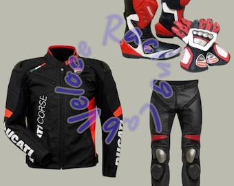Traje de cuero para motociclista estilo Ducati Corse: chaqueta, pantalón, botas y guantes.