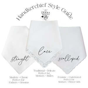 Może przedstawiać: Trzy białe chusteczki z r&oacute;żnymi wzorami brzeg&oacute;w: proste, koronkowe i falowane. Chusteczki są oznaczone swoim stylem i opisami ich zastosowań, np. "Nowoczesne + Klasyczne, Idealne dla Ojc&oacute;w + Pan&oacute;w Młodych" i "Kobiecy + Subtelny, Idealne dla Matek + Dziewczyn z Kwiatami".