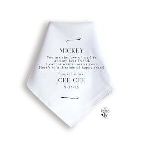 Może przedstawiać: Biała chusteczka ślubna z czarnym tekstem, kt&oacute;ry brzmi: "MICKEY You are the love of my life and my best friend. I cannot wait to marry you. Here's to a lifetime of happy tears! Forever yours, CEE CEE 9-30-25"