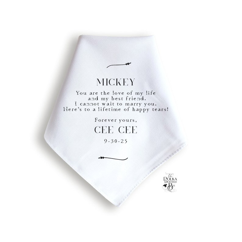 Może przedstawiać: Biała chusteczka ślubna z czarnym tekstem, kt&oacute;ry brzmi: "MICKEY You are the love of my life and my best friend. I cannot wait to marry you. Here's to a lifetime of happy tears! Forever yours, CEE CEE 9-30-25"