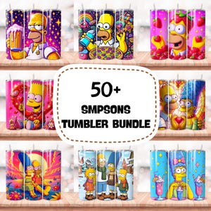 Op de afbeelding: Een verzameling kleurrijke bekers met personages uit The Simpsons. Ontwerpen omvatten Homer met bier, Homer met pizza en Bart met een hart. De bekers hebben verschillende achtergronden, waaronder sterren, aardbeien en winterse taferelen. De tekst "50+ SIMPSONS TUMBLER BUNDLE" is ook zichtbaar.