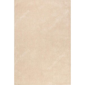 Puede incluir: Una alfombra rectangular beige con una textura suave y afelpada. La alfombra tiene un color s&oacute;lido y un dise&ntilde;o sencillo, adecuado para varios estilos de interior. La alfombra es de color neutro.