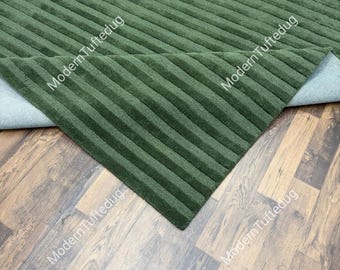 Alfombra de lana tejida a mano: Alfombra moderna de color verde oliva liso, con pelo cortado y bucle.