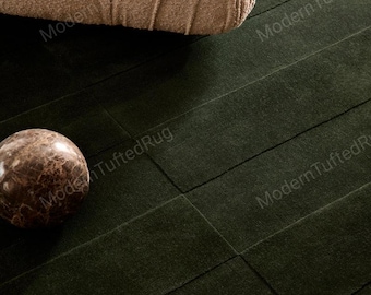 Alfombra de lana tejida a mano: Verde oscuro, pelo cortado de altura variable, ideal para la sala de estar.