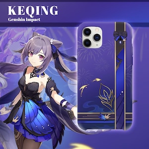 Puede incluir: Funda de teléfono morada con una ilustración de personaje y el texto "KEQING Genshin Impact". La funda tiene un diseño de pluma azul oscuro y dorado. El personaje tiene el pelo morado y lleva un atuendo negro y azul.