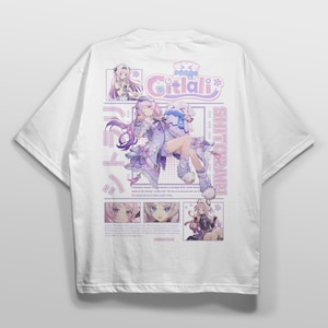 Może przedstawiać: Biały t-shirt z dużym nadrukiem graficznym na plecach. Projekt zawiera ilustracje postaci w stylu anime w odcieniach fioletu i różu, japoński tekst, słowo Citlali oraz napis Shitorari, rozmieszczone w układzie siatki.
